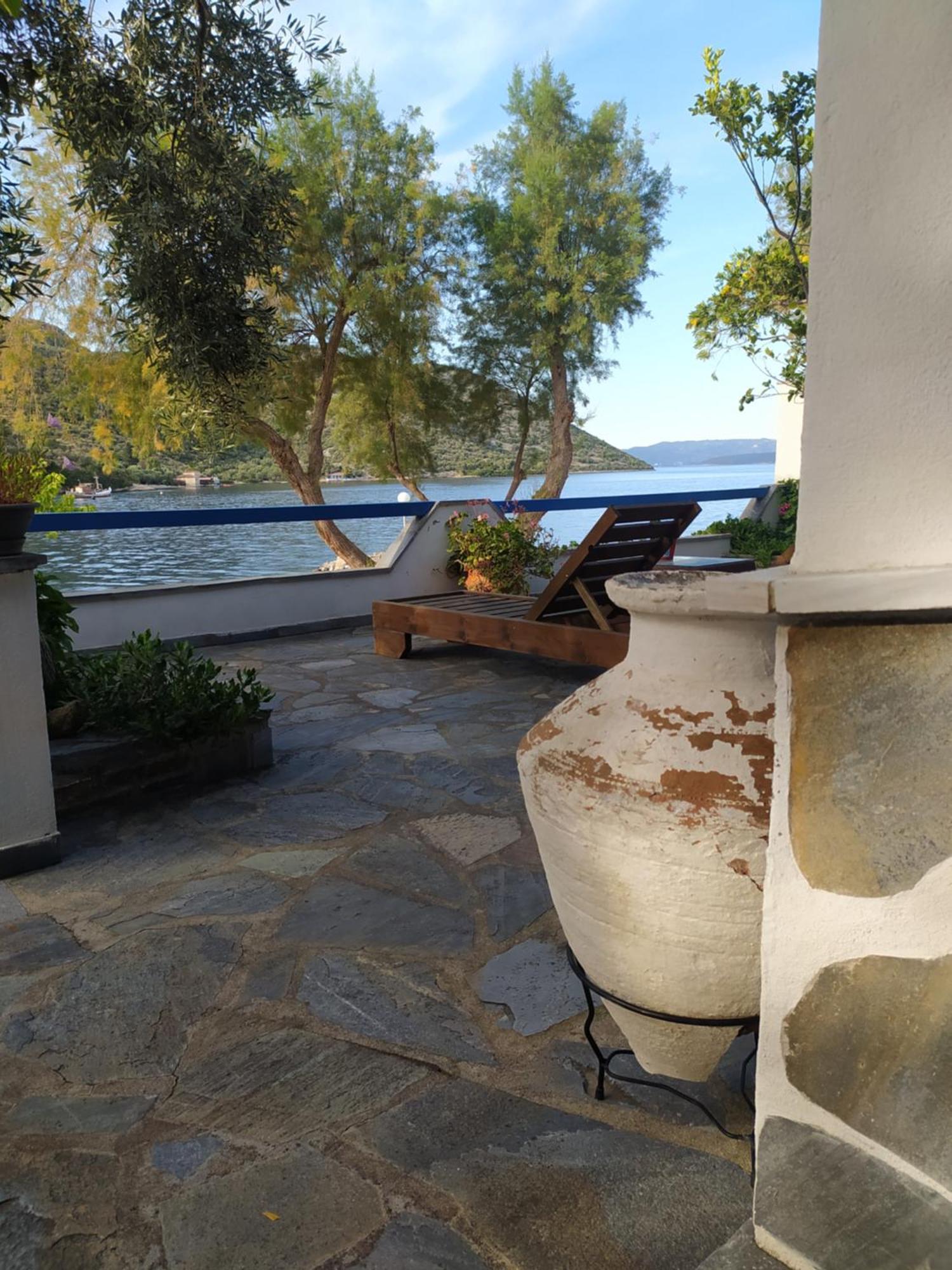 Amfithea Seaview Трикери